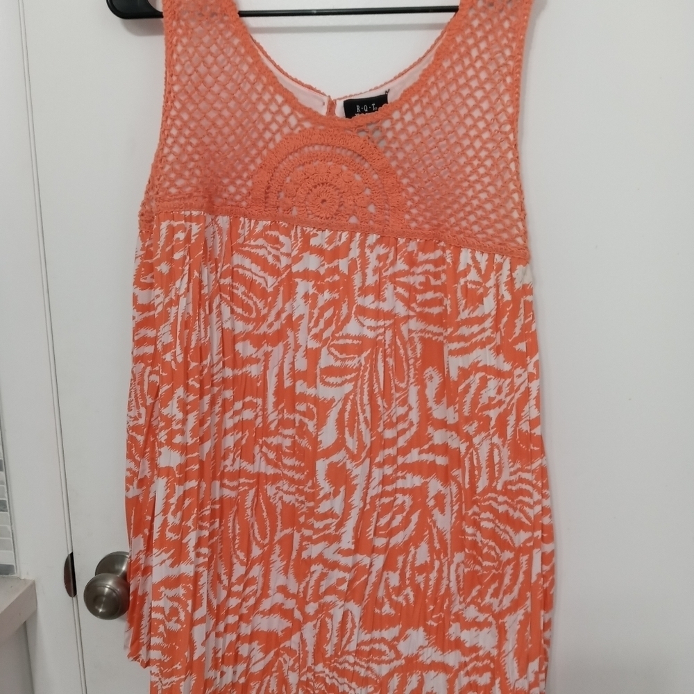 R.Q.T.Sleeveless Crocheted/Pleated Light Summer Blouse